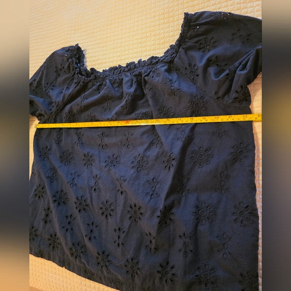 Crown & Ivy Women's Navy Eyelet Peasant Top - Size XL - Picture 8 of 9